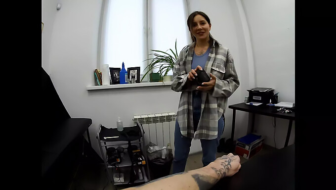 18+ Najstnica Dobi Svojo Muco In Usta Pofukano S Strani Tattoo Umetnika!