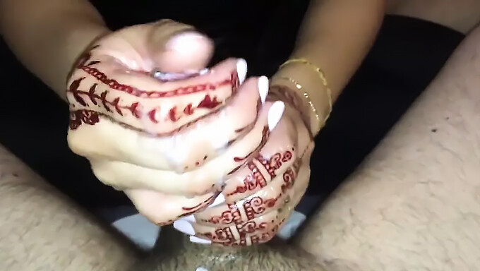 French Arab Amateur Loves To Give Handjobs And Receive A Huge Cumshot