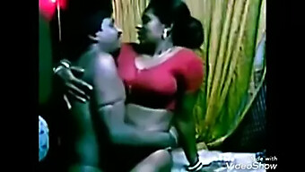 Negro: La Historia De Una Esposa Desi Seducida Por Una Bhabhi Sare Y Su Madrastra