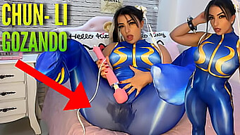 Une Fille Cosplay Inspirée Du Manga Se Laisse Aller À Son Plaisir Avec Son Vibromasseur Et Porte Un Présentoir De Culotte Mouillé