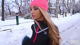 Blond Bomba Dáva Orálny Sex A Strieka Zozadu