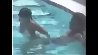 Bagnata E Selvaggia: La Coppia Si Bagna E Si Scatena In Piscina