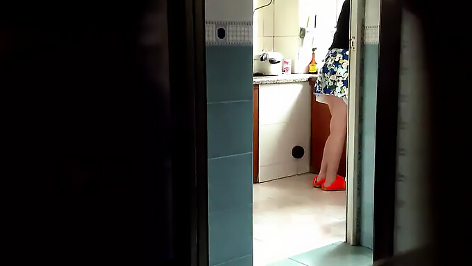 Milf Asiática Cozinha Uma Tempestade Neste Vídeo Em Hd.