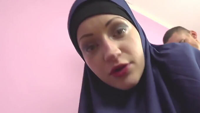 Wanita Muslim Ketahuan Menonton Porno Dalam Pov