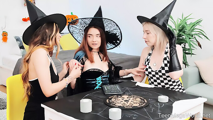 Halloweenská Noc Lesbického Sexu S Krásnými Brunetkami